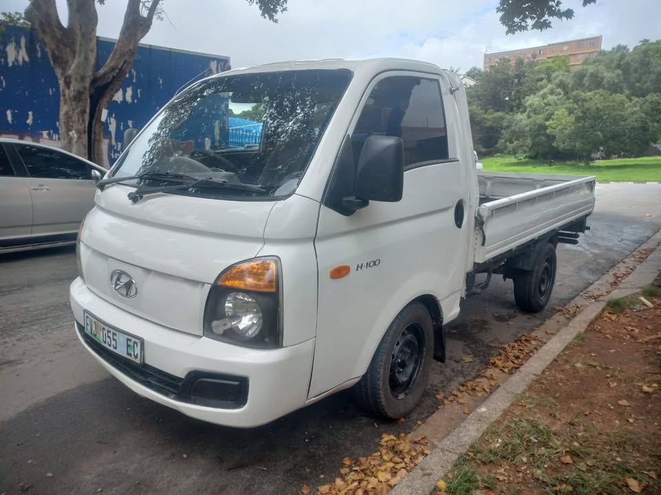 Hyundai H100 Bakkie 2.6 Diesel. 2012 Model. White Color, Mileage 105000kms,