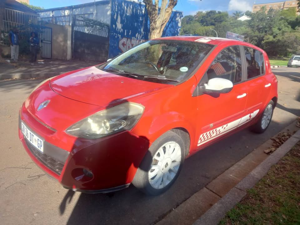 2010 Renault Clio 1.6 petrol, Manual , Red, 182000km