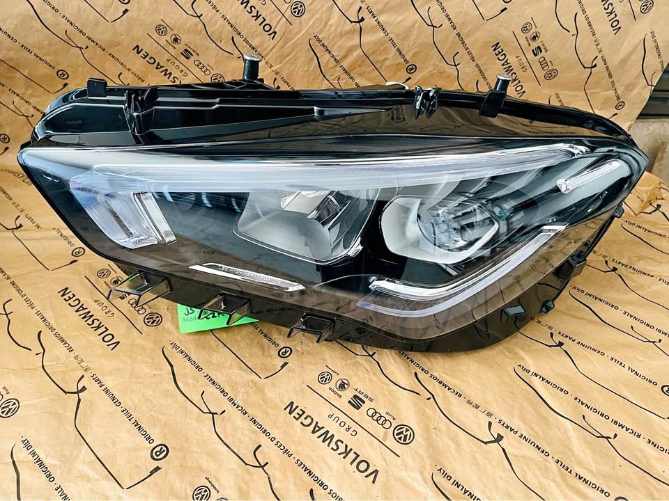 Mercedes Benz 118 CLA headlight