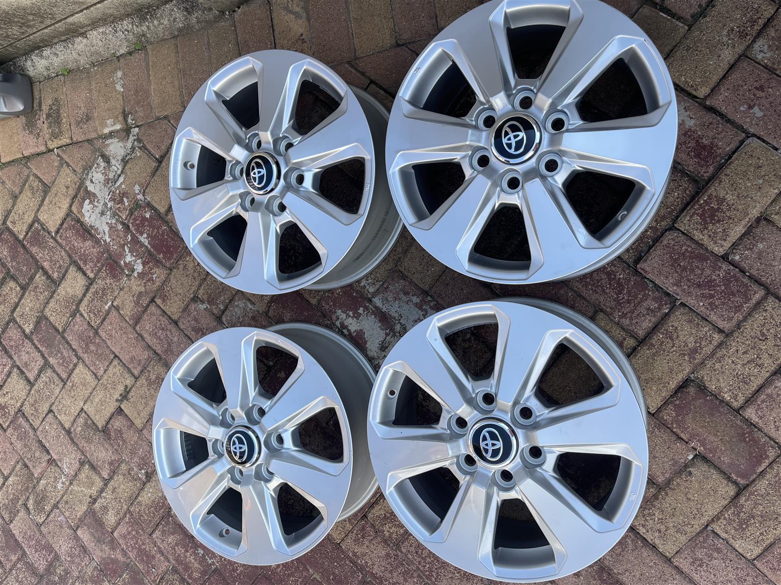 Brand New Genuine Toyota Land Cruiser 300 18" Alloy Wheels (Set of 4) - Private Seller