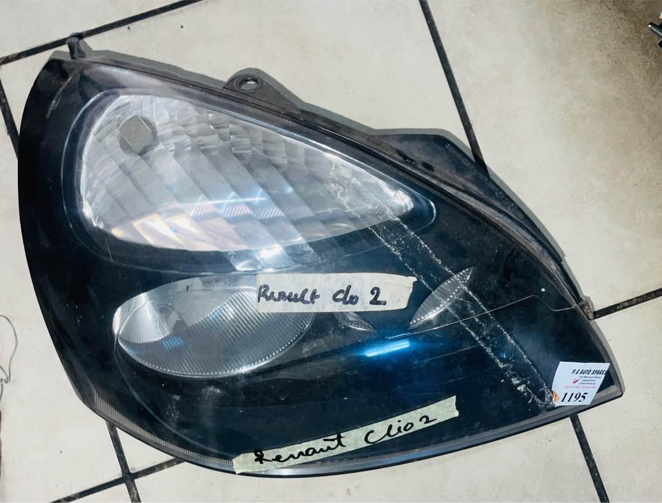 Renault Clio 2 headlight - Private Seller Renault Clio 2 headlight - Private Seller