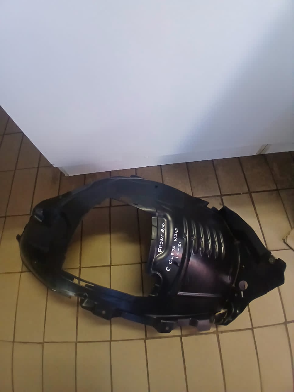 2020 W205 C-CLASS MERCEDE BENZ RIGHT FENDER LINER FOR - Private Seller 2020 W205 C-CLASS MERCEDE BENZ RIGHT FENDER LINER FOR - Private Seller