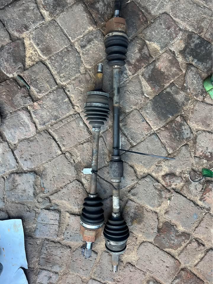 2013 HYUNDAI i20 1.6 drive shafts call or whatsapp  or - Private Seller