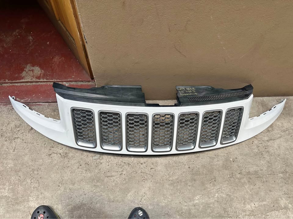 Grand Jeep Cherokee top grille - Private Seller Grand Jeep Cherokee top grille - Private Seller