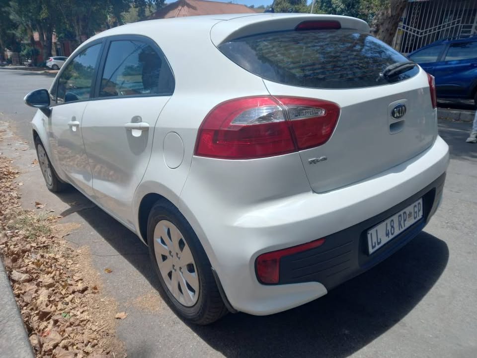 2016 KIA RIO HATCHBACK 1.2 PETROL, MANUAL TRANSMISSION, WHITE COLOR, MILEAGE