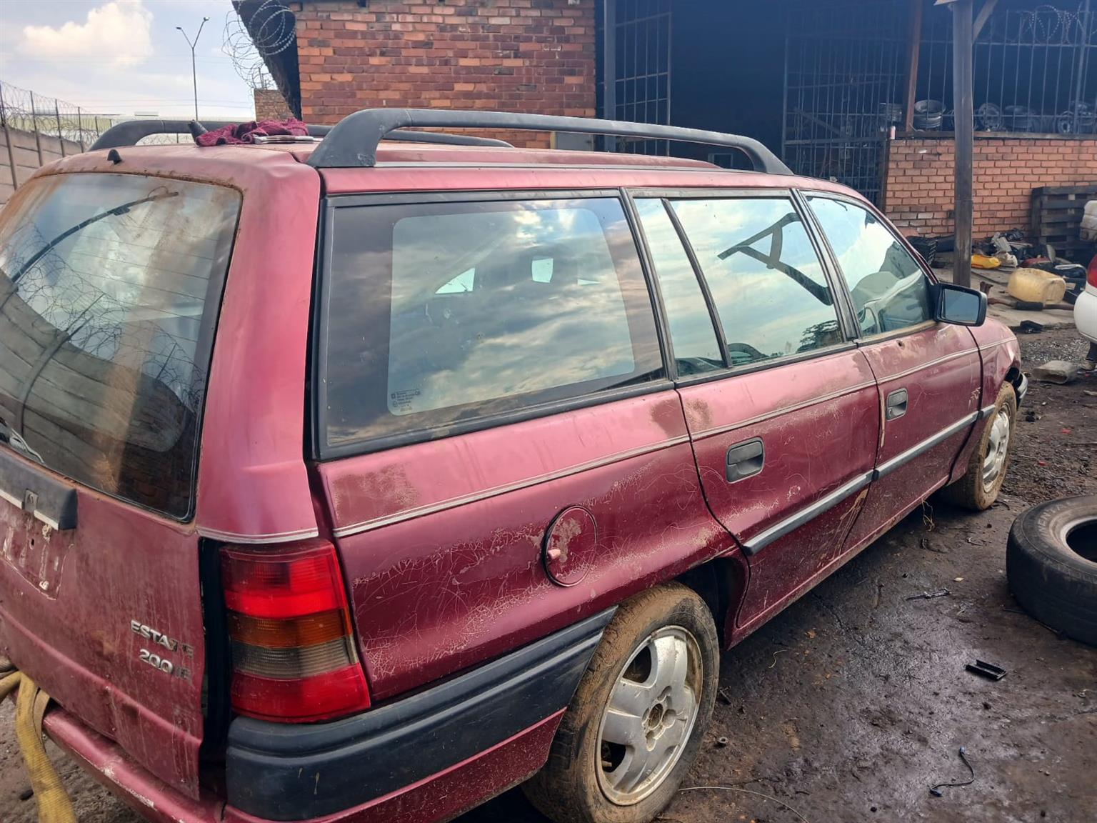 OPEL ASTRA STATION WAGON 2LT FUEL INJ SINGLE CAM STRIPPING FOR SPARES CALL FOR I