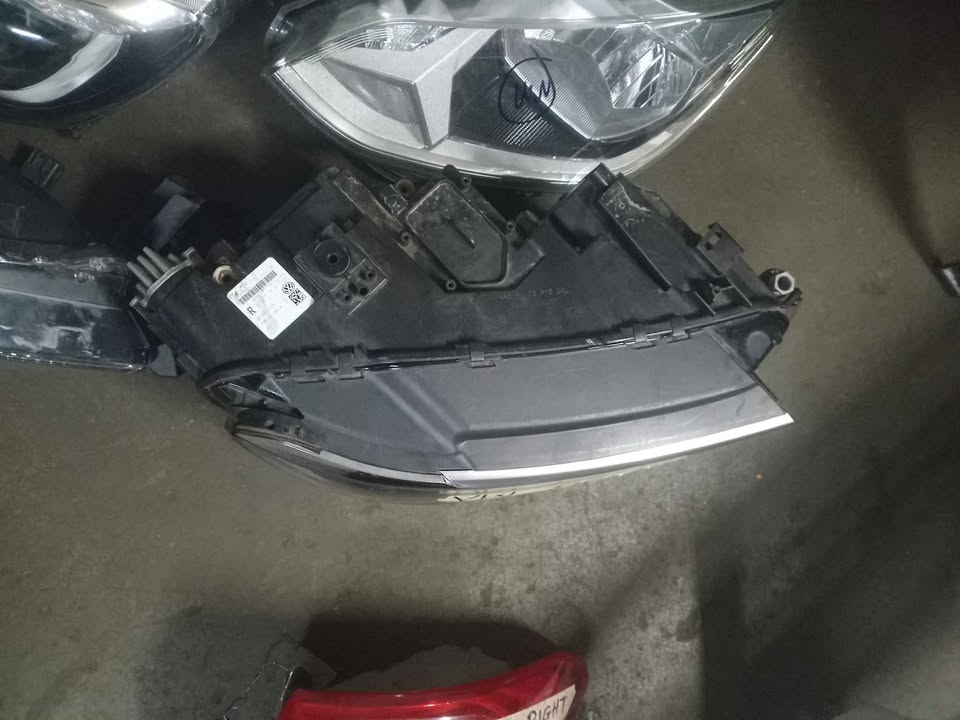 Vw Tiguan right headlight