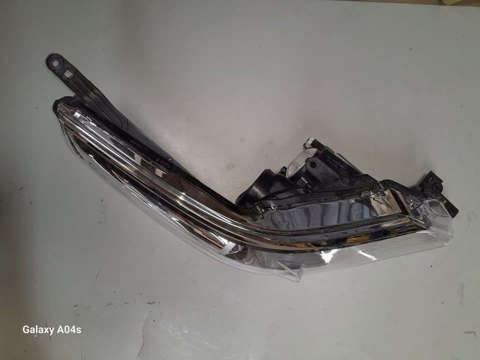 TOYOTA FORTUNER RIGHT FRONT HEADLIGHT FOR SALE - Private Seller TOYOTA FORTUNER RIGHT FRONT HEADLIGHT FOR SALE - Private Seller