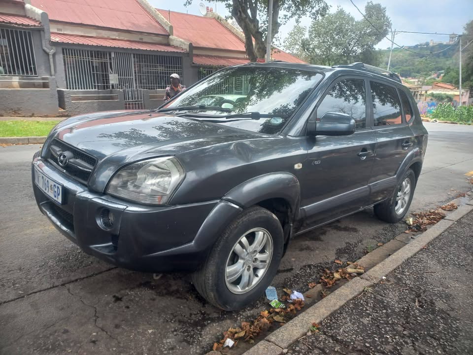 2009 HYUNDAI TUCSON 2.0 V6 Petrol, Automatic. Call Inno . Grey Color, Mileage 150000kms,