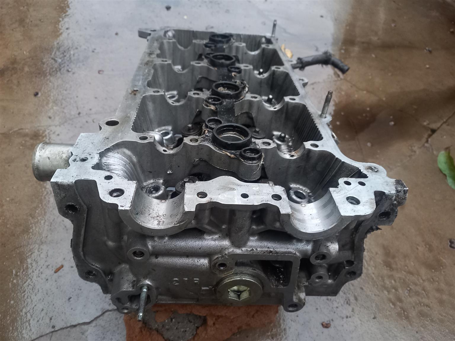 Toyota quantum cylinder head 2TR - Private Seller Toyota quantum cylinder head 2TR - Private Seller