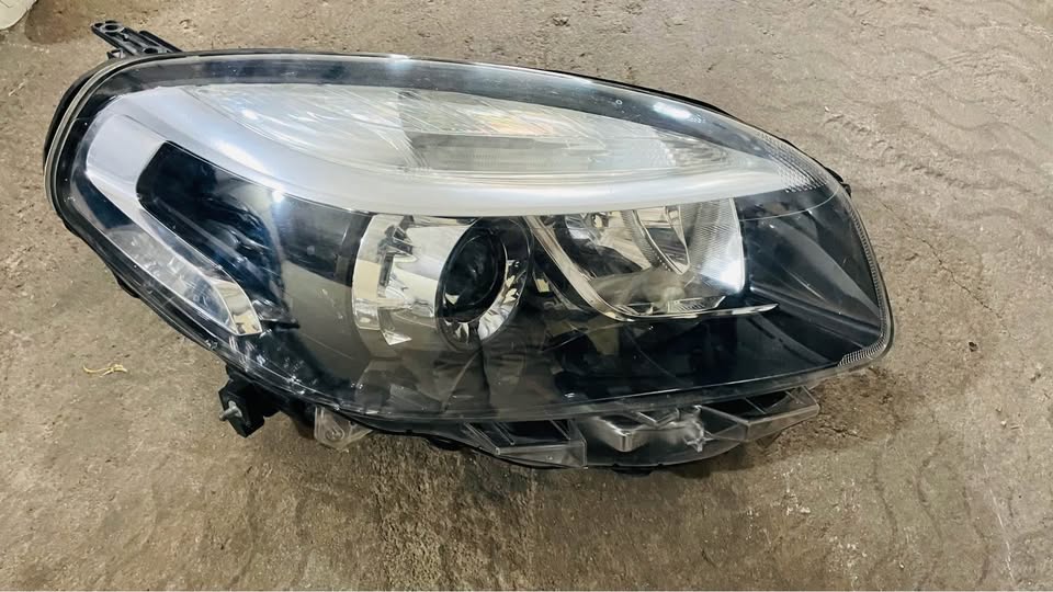Renault Koleos headlight 2013 - Private Seller Renault Koleos headlight 2013 - Private Seller
