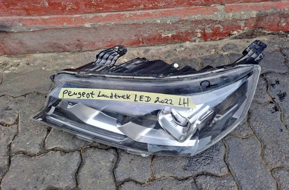 Peugeot LandTrack LED headlight 2022 - Private Seller Peugeot LandTrack LED headlight 2022 - Private Seller