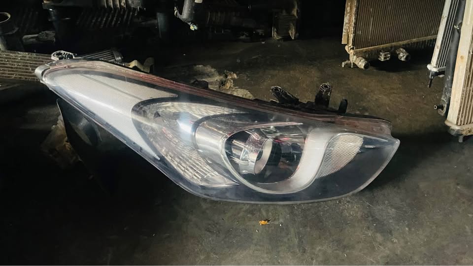 Hyundai Elantra headlight - Private Seller