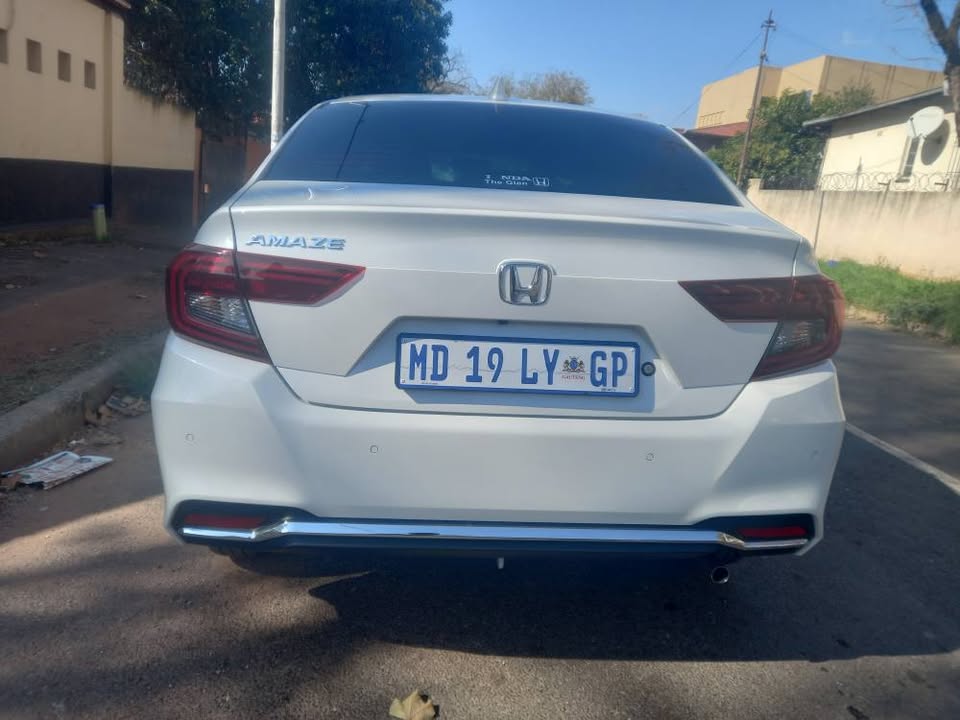 2025 Honda Amaze 1.5 Petrol, Manual, White, 6000km. Service book Reverse Camera / Sensors
