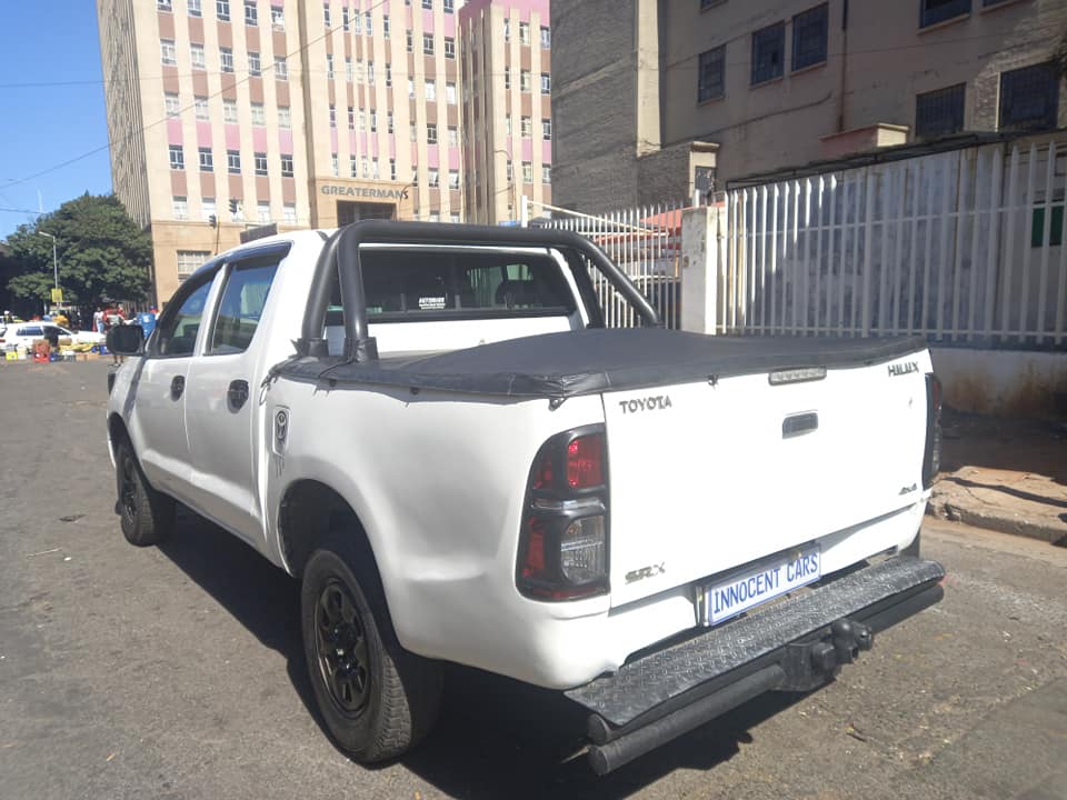 2010 TOYOTA HILUX 2.5 D4D DIESEL, DOUBLE CAB BAKKIE, WHITE COLOUR, MANUAL