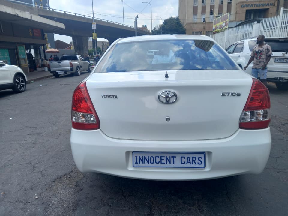2015 TOYOTA ETIOS SEDAN 1.5 PETROL, MANUAL, WHITE COLOUR, MILEAGE 89000KM