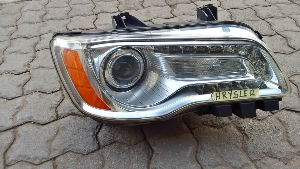 CHRYSLER 300 HEADLIGHT - Private Seller CHRYSLER 300 HEADLIGHT - Private Seller
