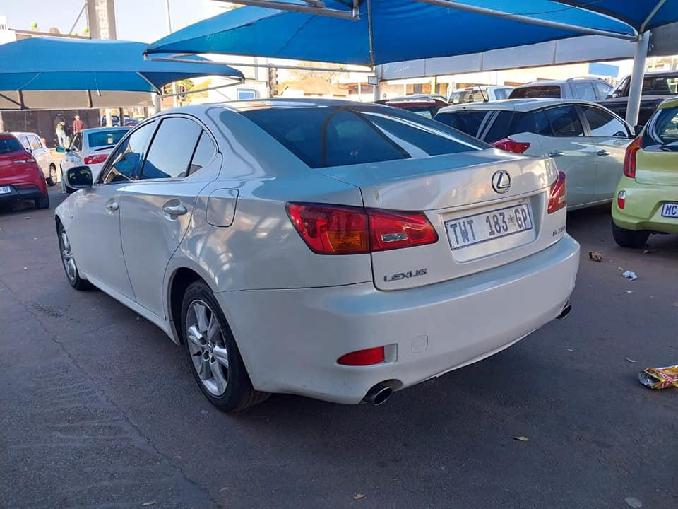2010 LUXUS IS 250 V6 126 000KM WHITE COLOR MANUEL PETROL