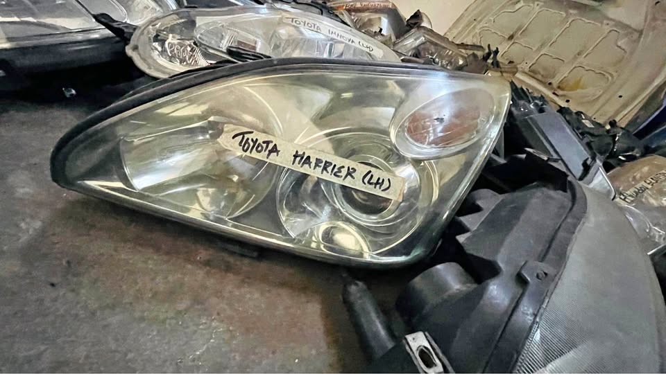 Toyota Harrier headlight Lexus RX 330 headlight - Private Seller Toyota Harrier headlight Lexus RX 330 headlight - Private Seller