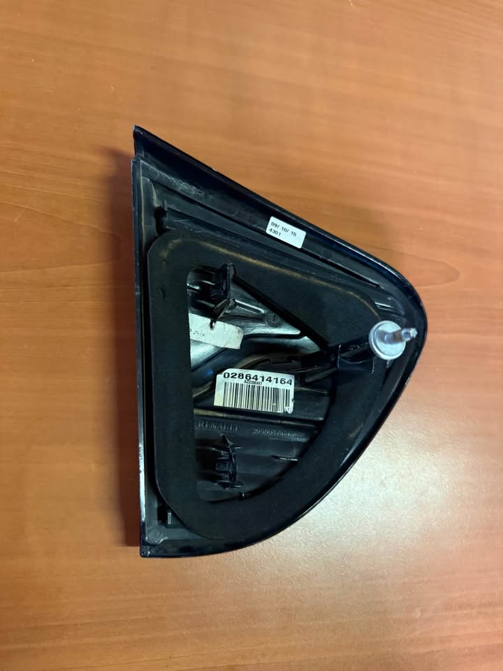 Renault Captur Right Inner Boot Lid Tail Light - Private Seller Renault Captur Right Inner Boot Lid Tail Light - Private Seller