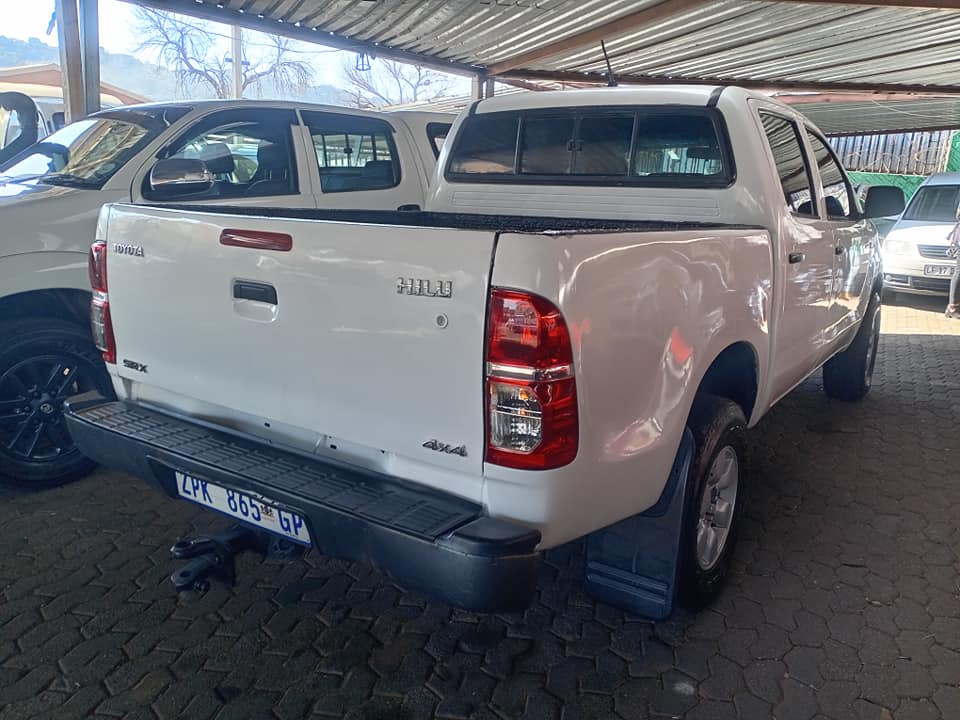 Toyota Hilux Double Cab 2.5ltr 4x4 2010 Manual with leather interior  White in colour
