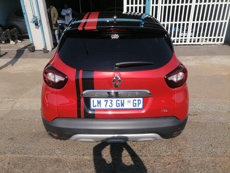 2020 Renault Captur 88kw Turbo Dynamique Automatic with a leather seat and Service book