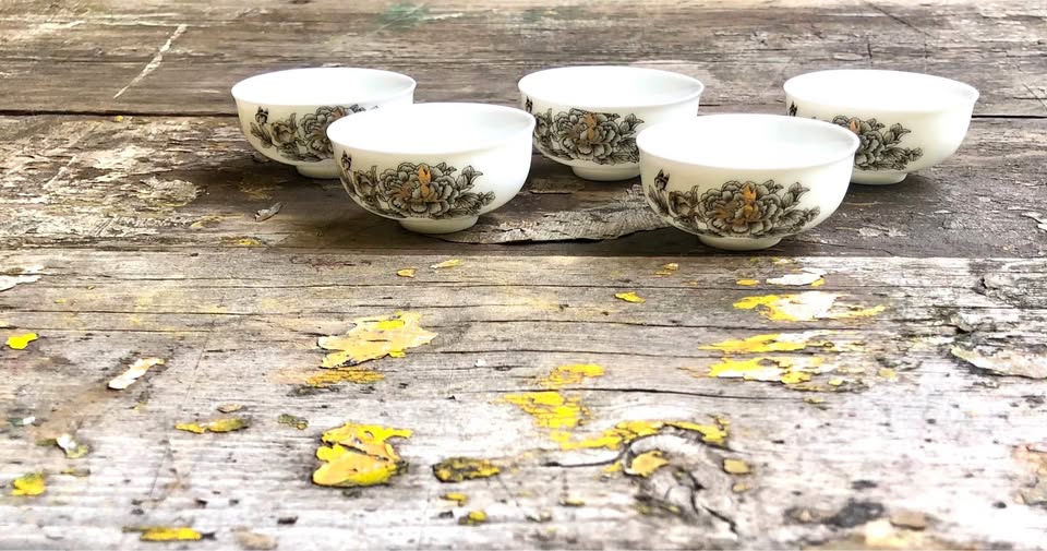 Exquisite Elegance: Set of 4 Porcelain Sake Bowls Exquisite Elegance: Set of 4 Porcelain Sake Bowls