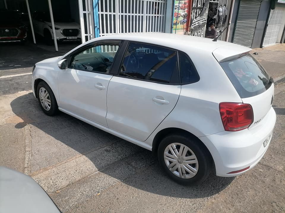 2013 Volkswagen polo 6 1.4 Comfortline Hatchback with a Nice interior seat
