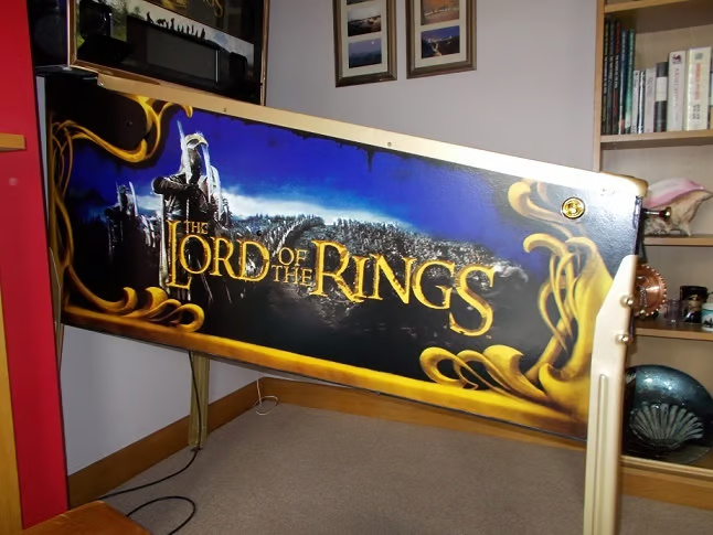 Stern LORD OF THE RINGS pinball machine