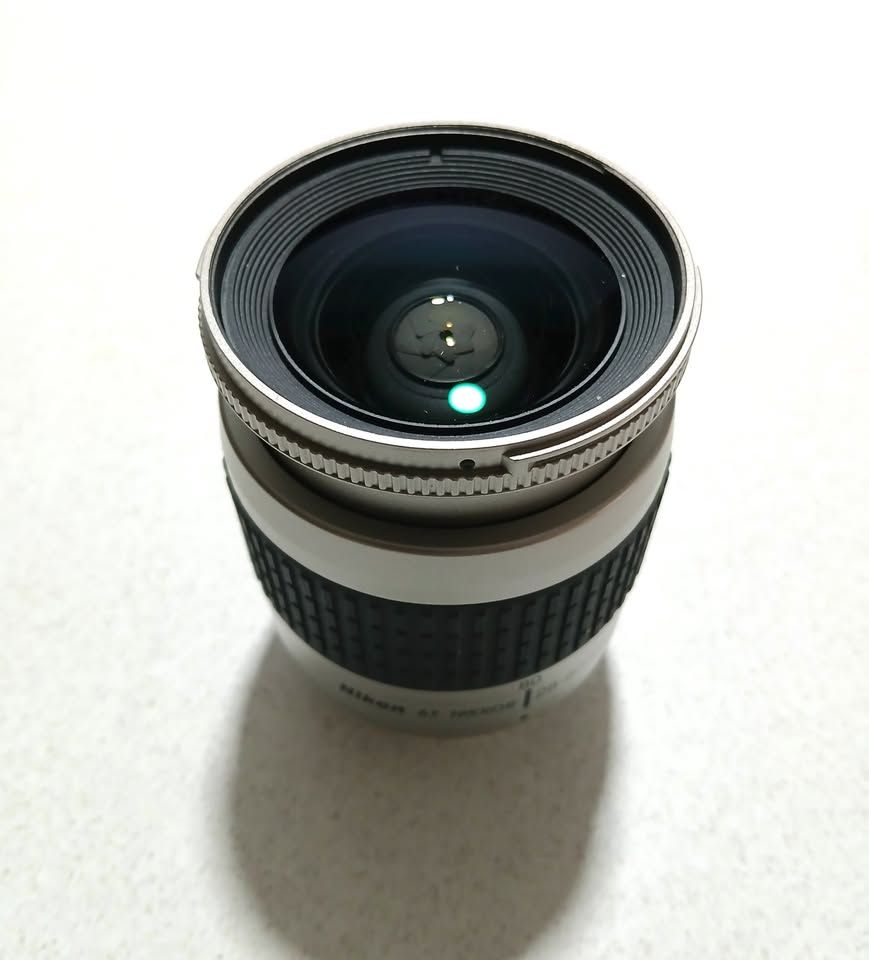AF Nikkor 28-80mm F3.3 - 5.6 G lense.