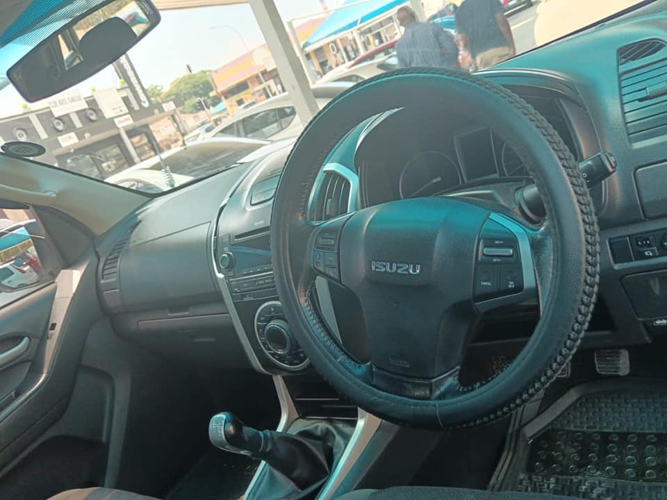 2015 ISUZU KB300 DOUBLE CAB 4X4 D-TEQ