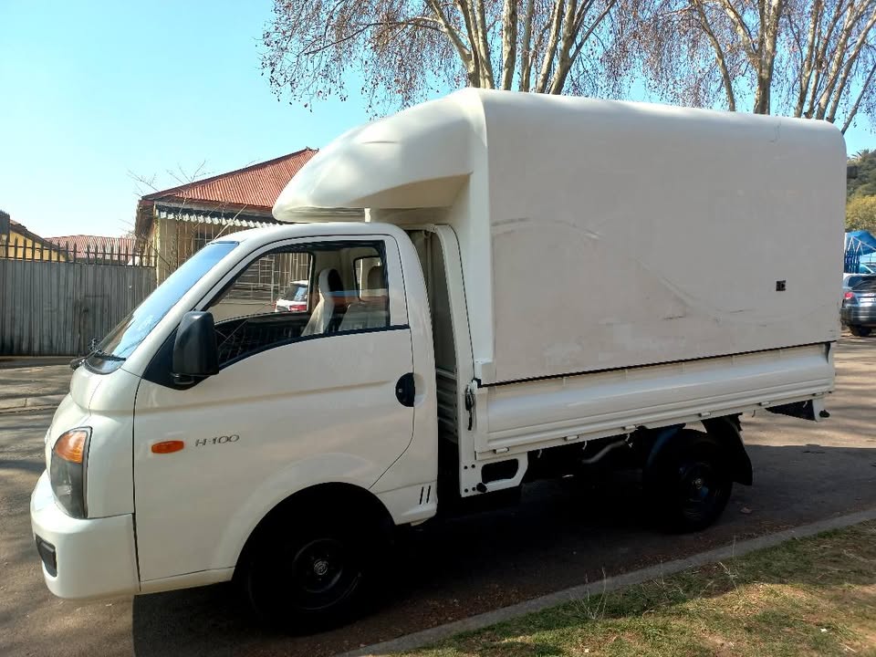 2017 HYUNDAI H100 BAKKIE 2.6 DIESEL IN EXCELLENT CONDITION WITH CANOPY IN EXCELLENT CONDITION