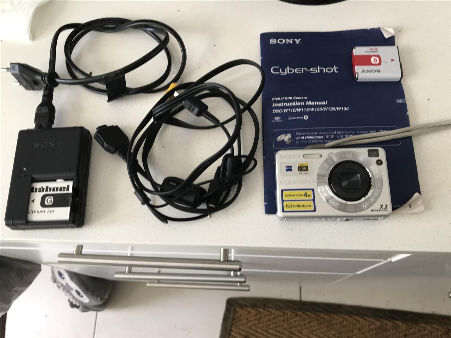 SONY CYBER SHOT   CAN BE SET OR USE AUTO  DIGITAL CAMERHAS AUDA IN VG CONDITION 