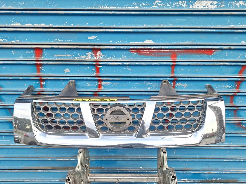 Nissan Np300 Bakkie Front Top Grille (2009 - 2018) - Private Seller Nissan Np300 Bakkie Front Top Grille (2009 - 2018) - Private Seller