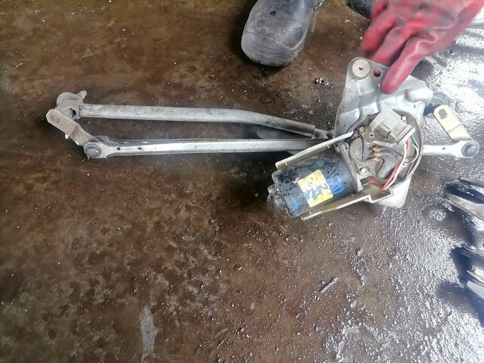 Renault Megane wiper linkage complete - Private Seller Renault Megane wiper linkage complete - Private Seller