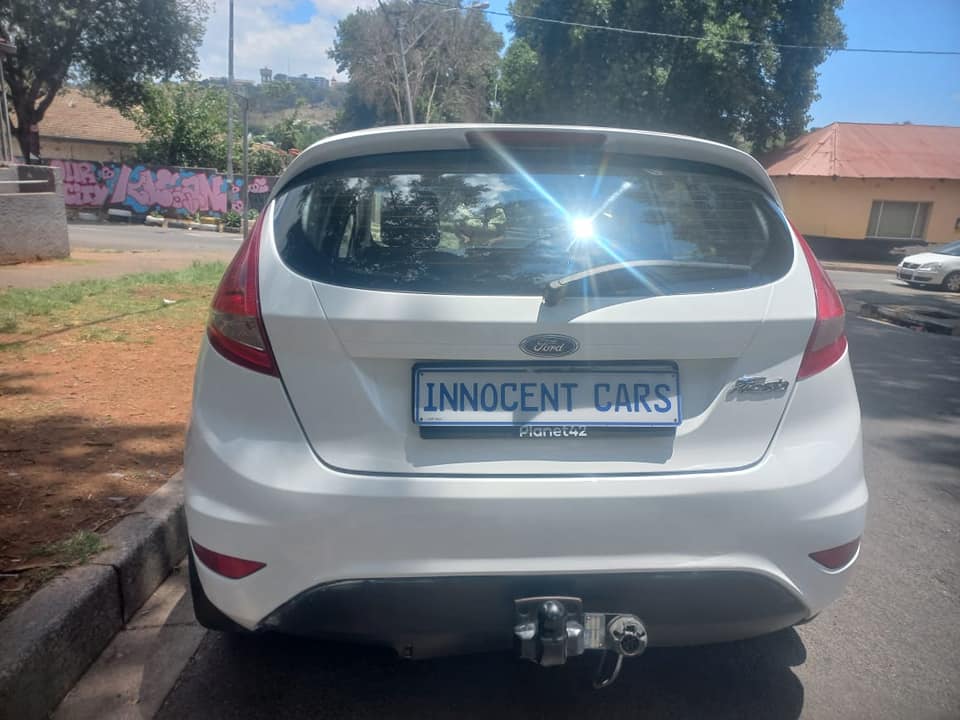 2010 FORD FIESTA 1.6 PETROL, MANUAL, WHITE COLOR, MILEAGE 98000KMS