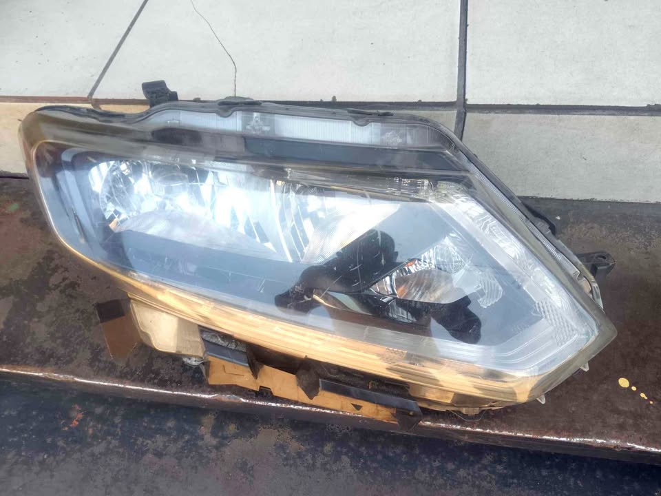 Nissan X-Trail right headlight - Private Seller Nissan X-Trail right headlight - Private Seller