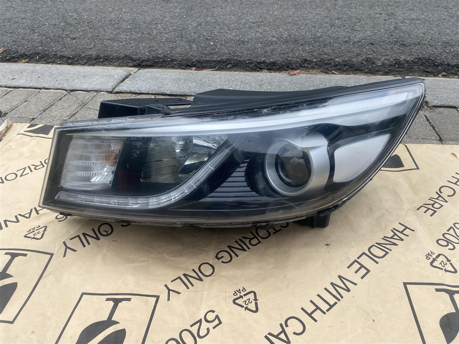 2016 KIA GRAND SEDONA XENON HEADLIGHT LEFT SIDE FOR SALE. IN EXCELLENT CONDITION - Private Seller 2016 KIA GRAND SEDONA XENON HEADLIGHT LEFT SIDE FOR SALE. IN EXCELLENT CONDITION - Private Seller