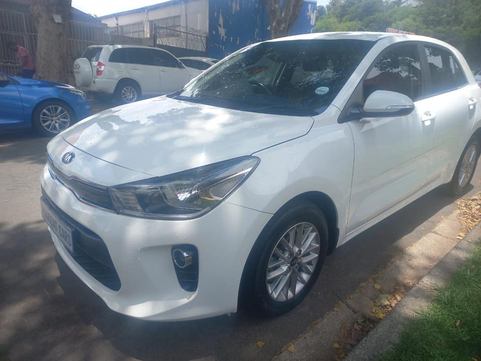 2018 KIA RIO 1.4 PETROL, AUTOMATIC, WHITE COLOR, MILEAGE 73000KMS. SERVICE BOOK.