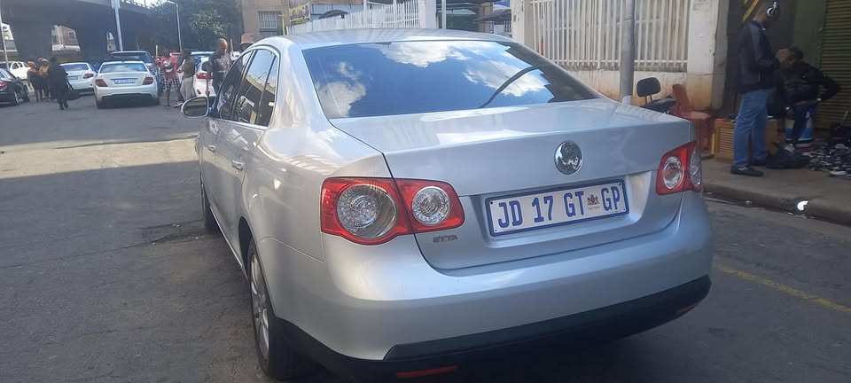 2007 VW JETTA 5 1.6 PETROL, MANUAL SEDAN, SILVER COLOR, 82000KM