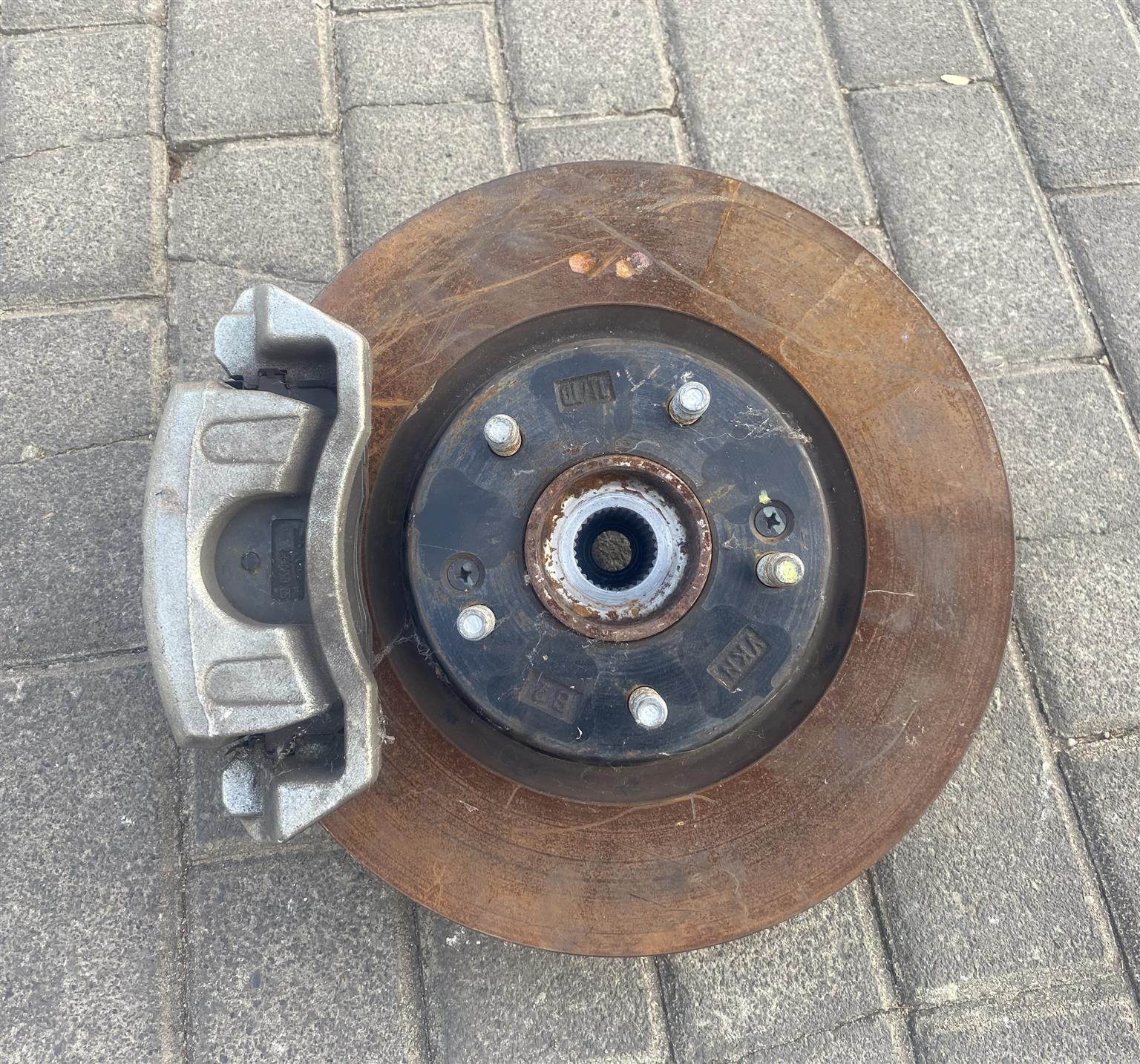 2020 HYUNDAI TUCSON COMPLETE HUB LEFT SIDE FOR SALE. IN PRISTINE CONDITION - Private Seller