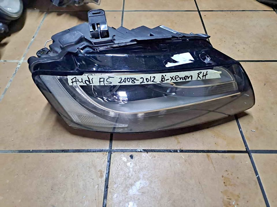 Audi A5 headlight XENON Right side 2008_ 2012 model - Private Seller Audi A5 headlight XENON Right side 2008_ 2012 model - Private Seller