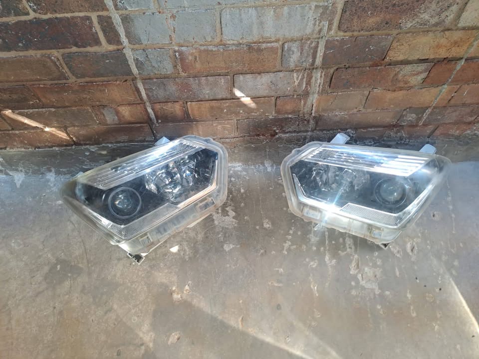 2016 - 2020 Isuzu D-Max pair of Headlight - Private Seller 2016 - 2020 Isuzu D-Max pair of Headlight - Private Seller