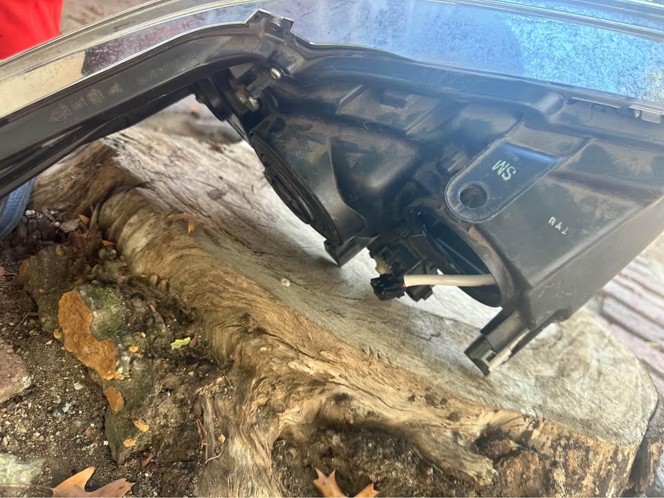 Toyota fortuner headlight - Private Seller Toyota fortuner headlight - Private Seller