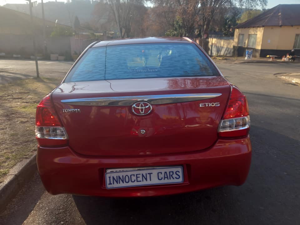 2015 TOYOTA ETIOS SEDAN 1.5 ENGINE PETROL, MANUAL, MAROON COLOR, MILEAGE