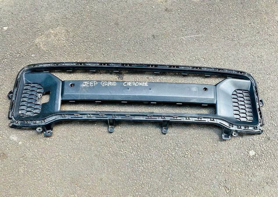 JEEP GRAND CHEROKEE FRONT BUMPER LOWER GRILLE 2022 - Private Seller JEEP GRAND CHEROKEE FRONT BUMPER LOWER GRILLE 2022 - Private Seller