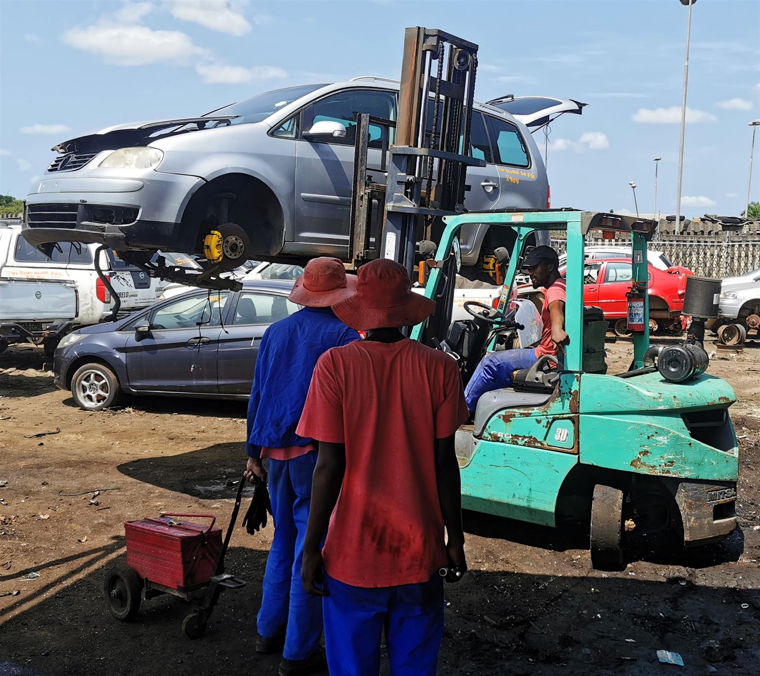 Stripping 2006 Audi A4 B7 2.0L ALT for spare parts.