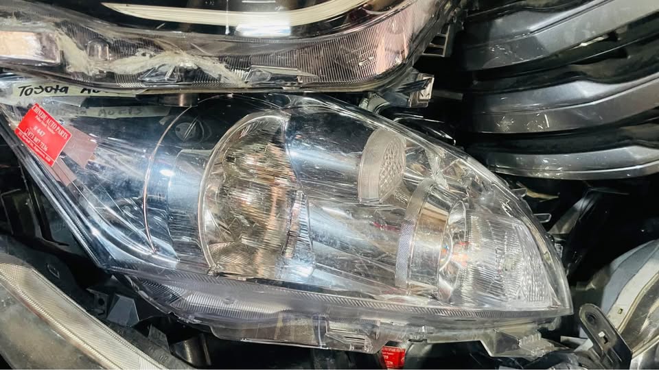 Toyota Auris headlight 2013 - Private Seller Toyota Auris headlight 2013 - Private Seller