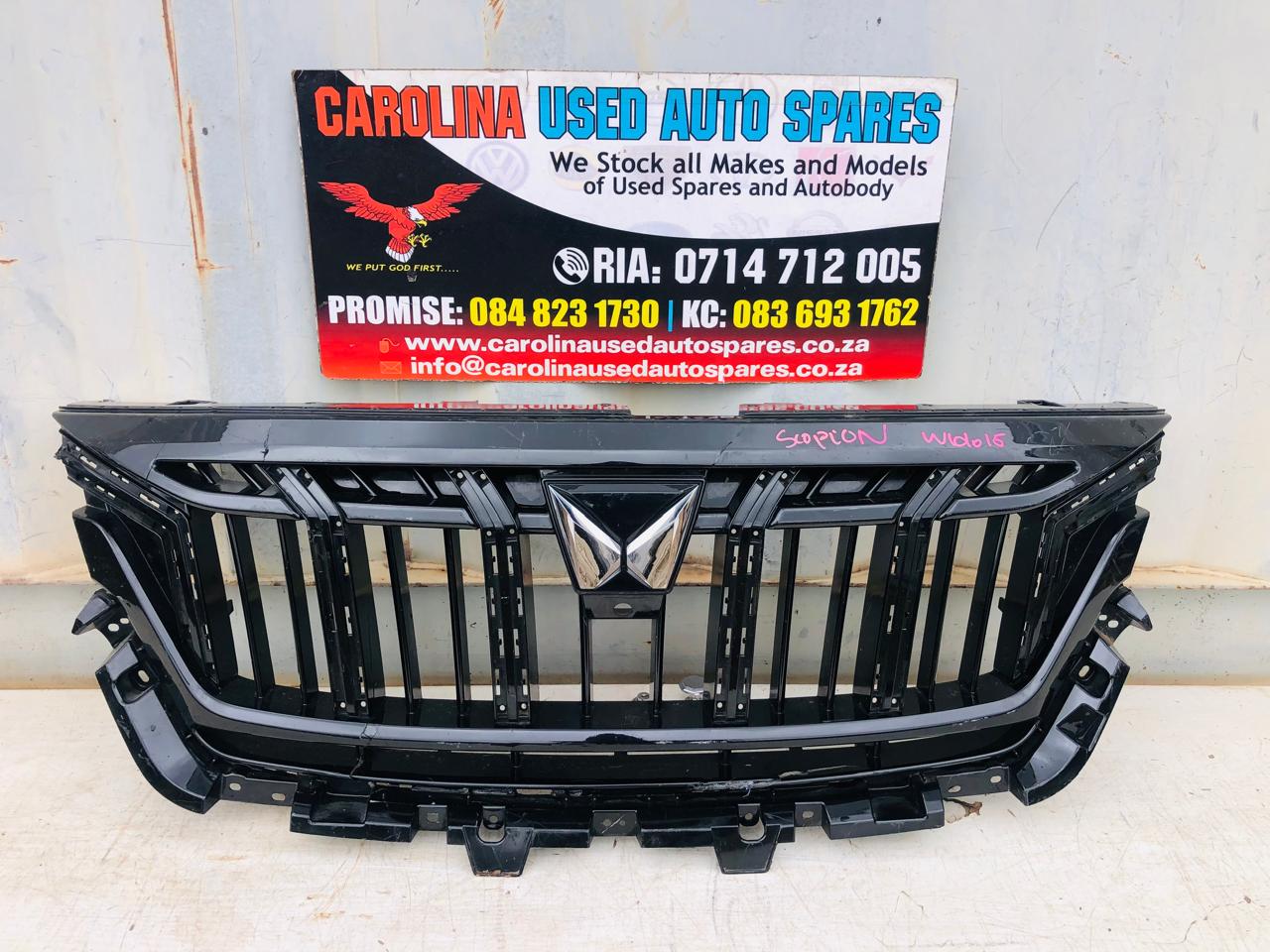 Mahindra XUV700 radiator grill (badge) - Private Seller Mahindra XUV700 radiator grill (badge) - Private Seller