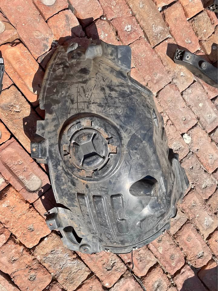 Mercedes Benz w447 fender liner rhs Mercedes Benz w447 fender liner rhs